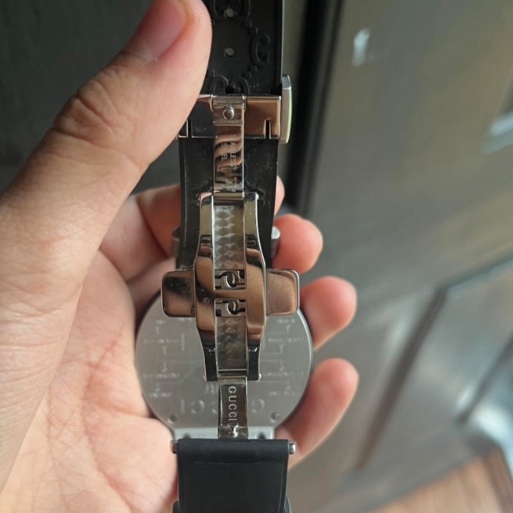Gucci Black and Silver Smartwatch - Picture 4 of 5